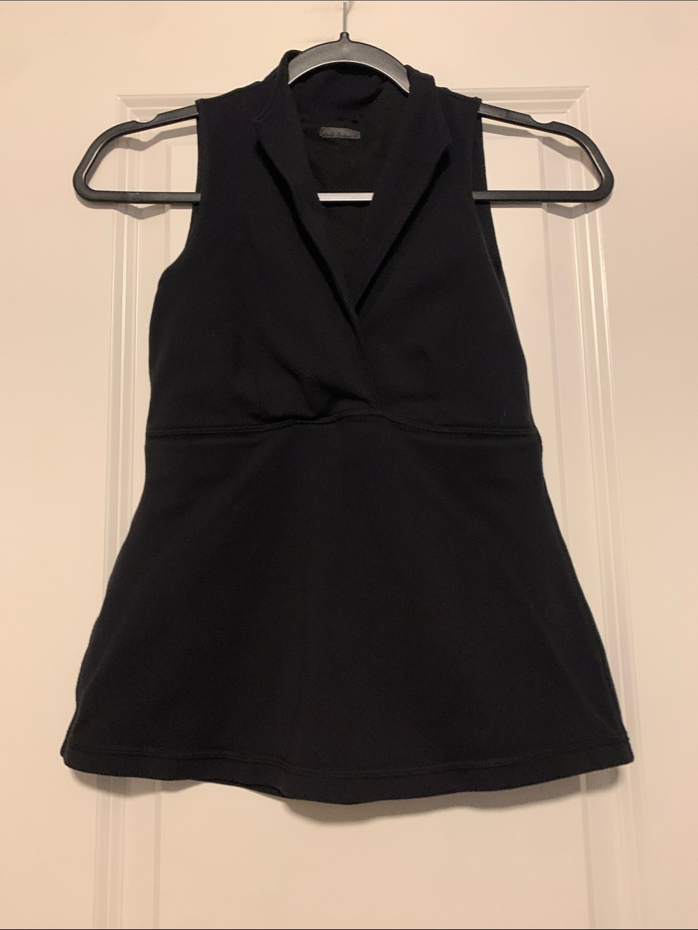 Lululemon Golf Tank, est Sz 6, fitted
Good Condition, shelf bra